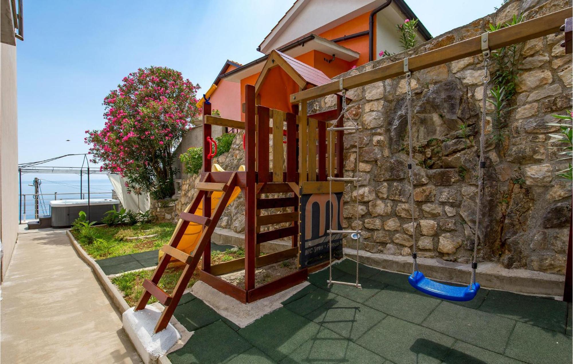 Stunning Apartment In Mošćenička Draga Eksteriør bilde