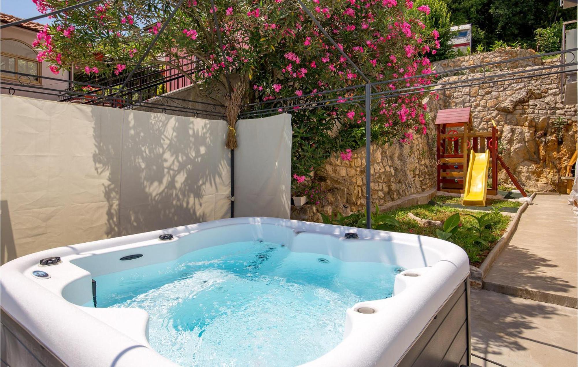 Stunning Apartment In Mošćenička Draga Eksteriør bilde