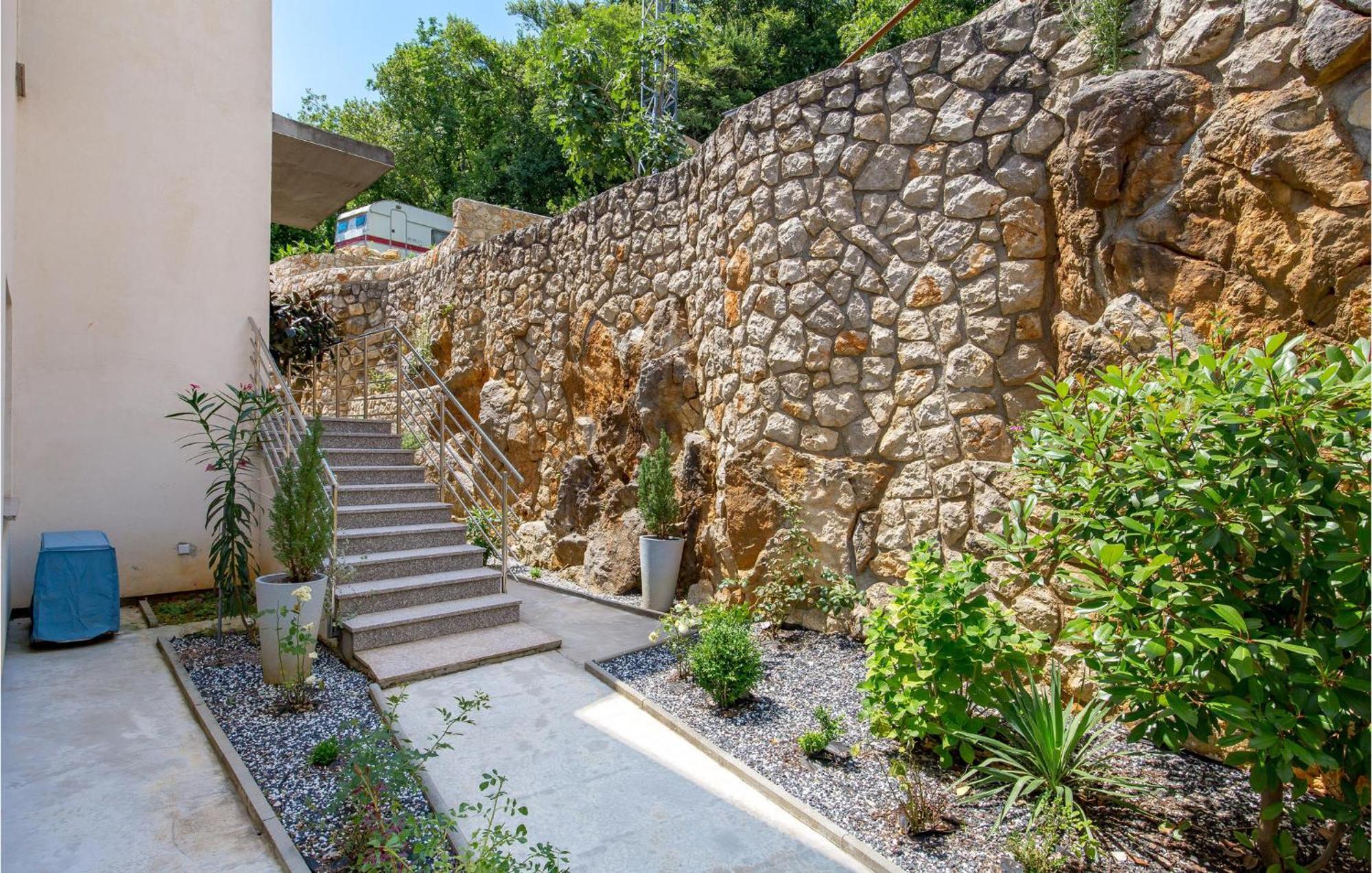 Stunning Apartment In Mošćenička Draga Eksteriør bilde